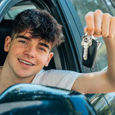 Autoescuela Madrid Sur personas con señales de conducción
